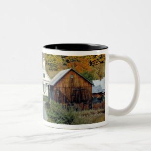 Caneca De Café Em Dois Tons EUA, Vermont, Rio Waits. Folhagem de outono adicio