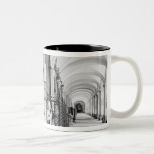 Caneca De Café Em Dois Tons Europa, Áustria, Salzburgo. Cherub e monumento