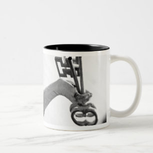 Caneca De Café Em Dois Tons Europa, Áustria, Salzburgo. Estátua com chaves