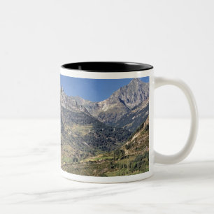 Caneca De Café Em Dois Tons Europa, Espanha, Sallent de Gallego. Uma pequena