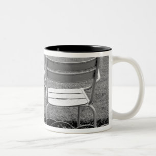 Caneca De Café Em Dois Tons Europa, França, Paris. Cadeiras, Jardin du 2