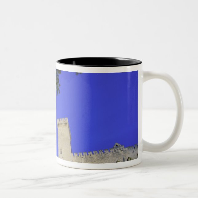 Caneca De Café Em Dois Tons Europa, França, Provença, Vaucluse, Avinhão. (Direita)