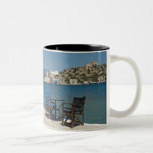 Caneca De Café Em Dois Tons Europa, Grécia, Kastellorizo: cadeiras à beira
