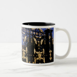 Caneca De Café Em Dois Tons Europa, Inglaterra, Londres. Portão dourado fora d
