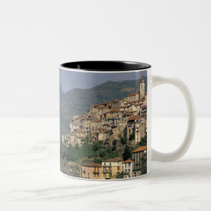 Caneca De Café Em Dois Tons Europa, Itália, Ligúria, Apricale. Riviera Di