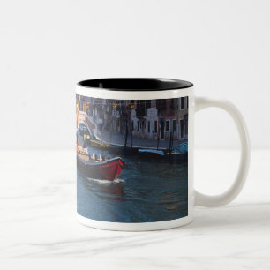 Caneca De Café Em Dois Tons Europa, Itália, Veneza. Barcos trazendo