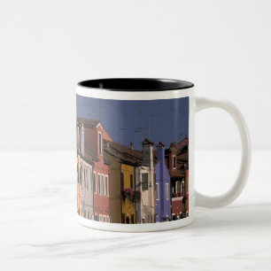 Caneca De Café Em Dois Tons Europa, Itália, Veneza. Múltiplas casas colorida