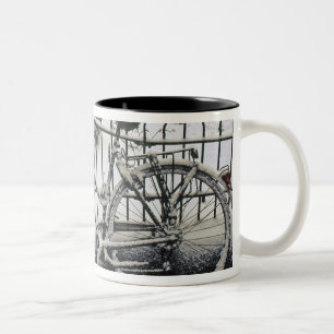 Caneca De Café Em Dois Tons Europa, Países Baixos, Amsterdã. Um