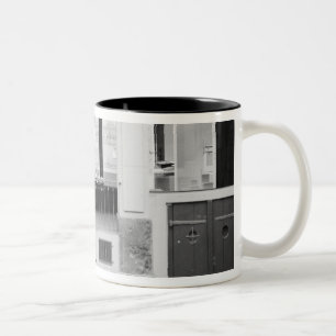 Caneca De Café Em Dois Tons Europa, Suiça, Berne. Edifício Kramgasse