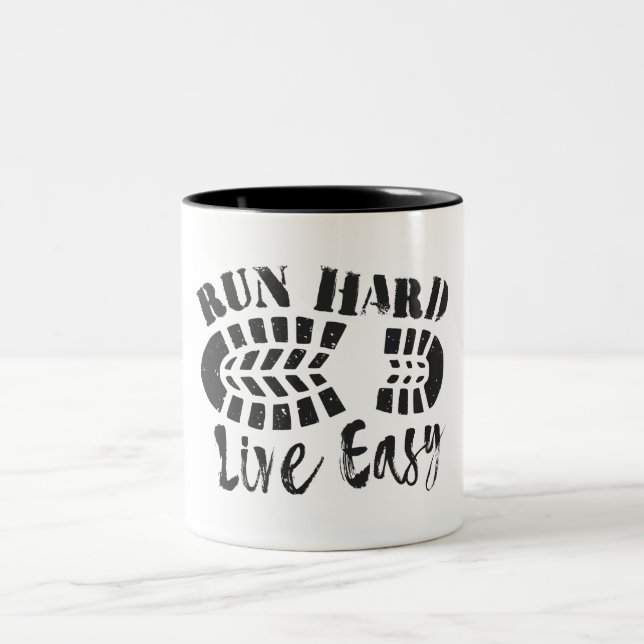 Caneca De Café Em Dois Tons Executar Duro, Viver Fácil (Centro)