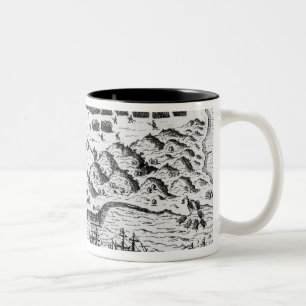 Caneca De Café Em Dois Tons Exibição do plano como Francis Drake atacou