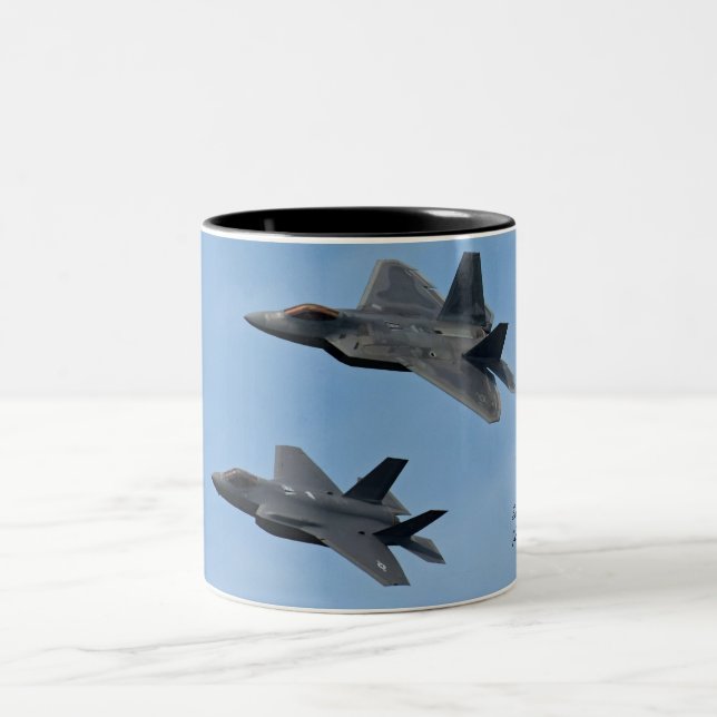 Caneca De Café Em Dois Tons F-35 e F-22 Jato de combate (Centro)