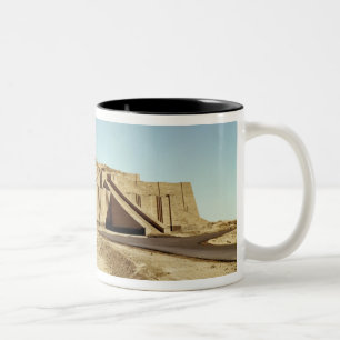 Caneca De Café Em Dois Tons Fachada do nordeste do ziggurat, c.2100 BC