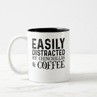 Caneca De Café Em Dois Tons Facilmente Distraído Por Chinchilas E Café