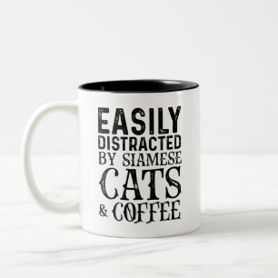 Caneca De Café Em Dois Tons Facilmente Distraído Por Gatos Siameses E Café