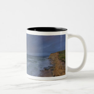Caneca De Café Em Dois Tons Falésias marítimas capturam a última luz do dia em