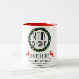 Caneca De Café Em Dois Tons Família Script Wreath de Natal