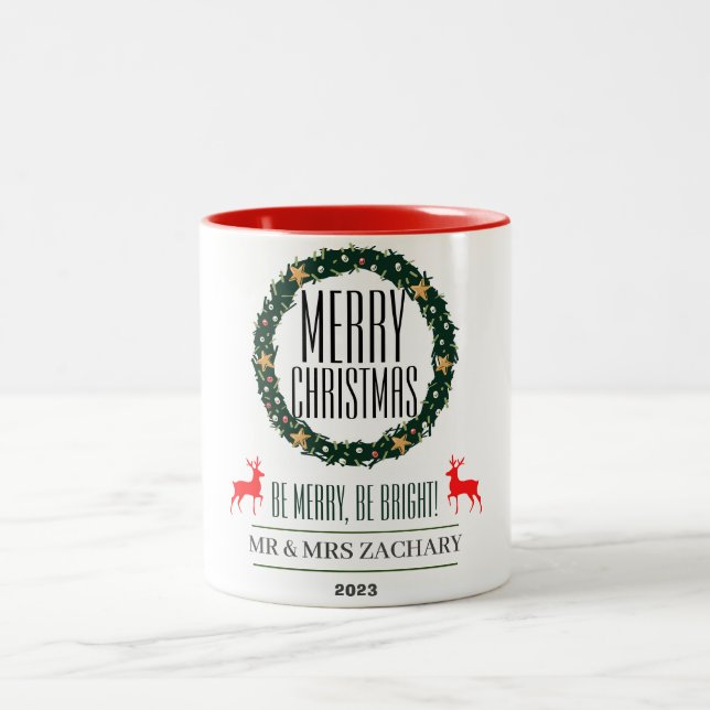 Caneca De Café Em Dois Tons Família Script Wreath de Natal (Centro)