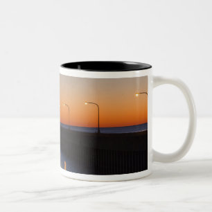 Caneca De Café Em Dois Tons Farol do píer norte em Duluth, Minnesota,