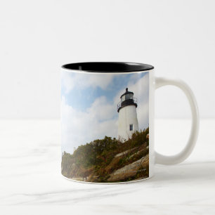 Caneca De Café Em Dois Tons Farol do ponto de Pemaquid em um montanhês rochos