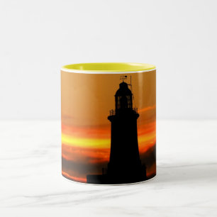 Caneca De Café Em Dois Tons Farol e céu em chamas