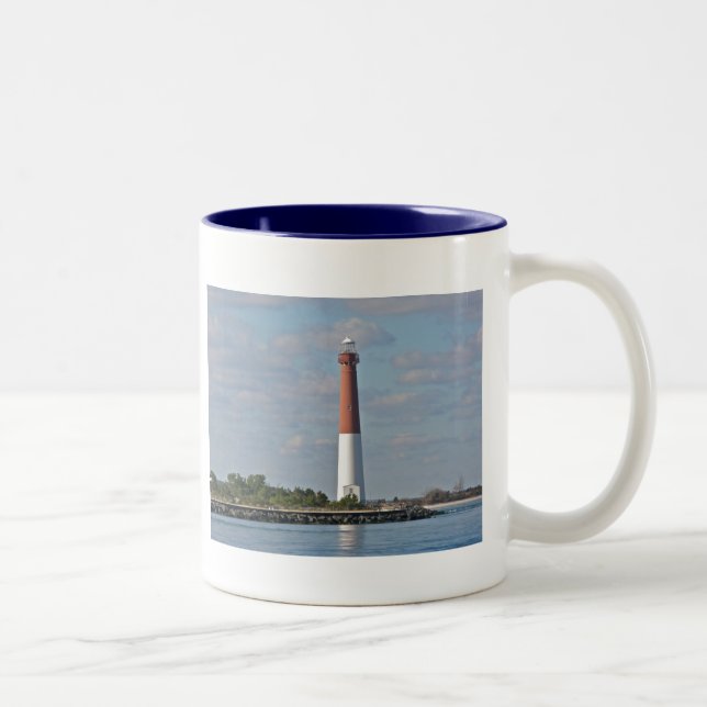 Caneca De Café Em Dois Tons "Farol LBI NJ de Barnegat da discussão velha" (Direita)