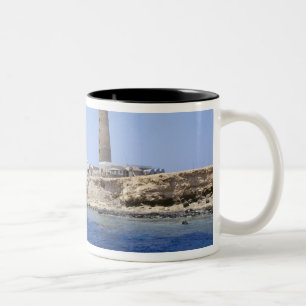 Caneca De Café Em Dois Tons Farol nas Ilhas Brother, Mar Vermelho, Egito