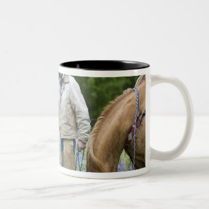 Caneca De Café Em Dois Tons Fazendeiros se dando as mãos através da cerca em
