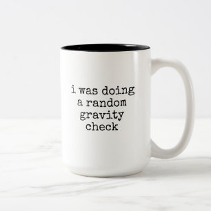 Caneca De Café Em Dois Tons Fazendo uma verificação aleatória da gravidade - p