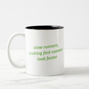Caneca De Café Em Dois Tons Fazer de rodízios lentos, os corredores rápidos sã