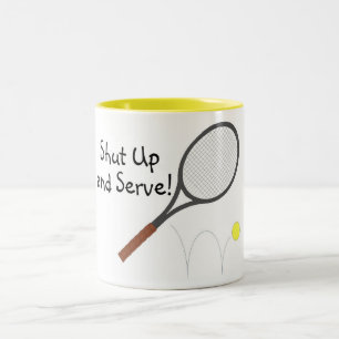 Caneca De Café Em Dois Tons Feche acima e servir o tênis