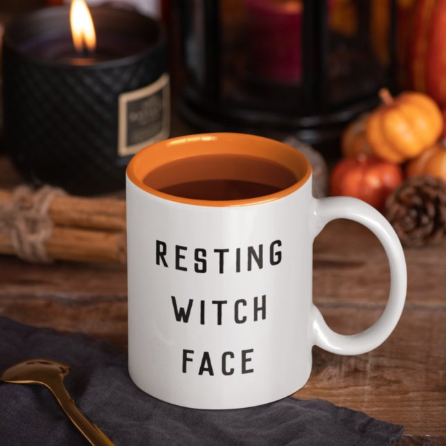 Caneca De Café Em Dois Tons Feiticeira em repouso no Halloween (Criador carregado)