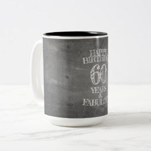 Caneca De Café Em Dois Tons Feliz Aniversário - 60 Anos & Fabuloso em chalkboa