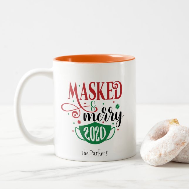 Caneca De Café Em Dois Tons Feliz mascarada 2020 | Natal em quarentena Engraça (Com Donut)