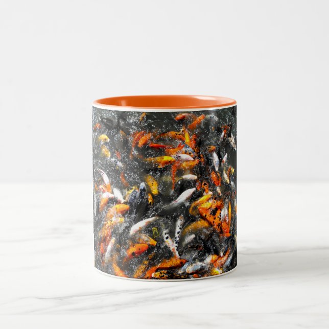 Caneca De Café Em Dois Tons Fenzo de alimentação de carpa Koi (Centro)