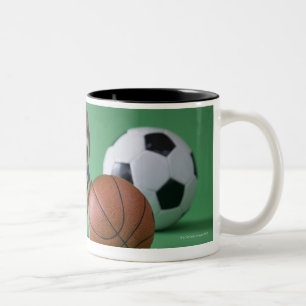 Caneca De Café Em Dois Tons Filhote de cachorro cercado por bolas do esporte