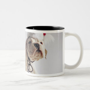 Caneca De Café Em Dois Tons Filhote de cachorro do buldogue que veste o chapé