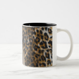 Caneca De Café Em Dois Tons Filhote de cachorro do Pug que senta-se contra o
