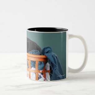 Caneca De Café Em Dois Tons Filhote de cachorro que encontra-se na cesta de