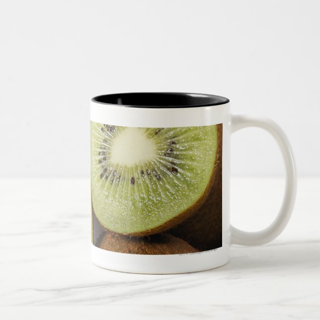 Caneca De Café Em Dois Tons Fim-acima das frutas de quivi 2 (Direita)