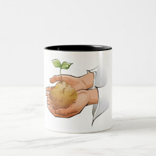 Caneca De Café Em Dois Tons Fim-acima das mãos de uma pessoa que guardaram a
