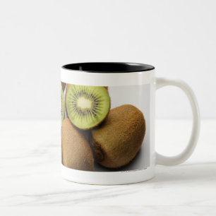 Caneca De Café Em Dois Tons Fim-acima de frutas de quivi