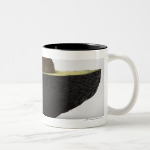 Caneca De Café Em Dois Tons Fim-acima de um abacate