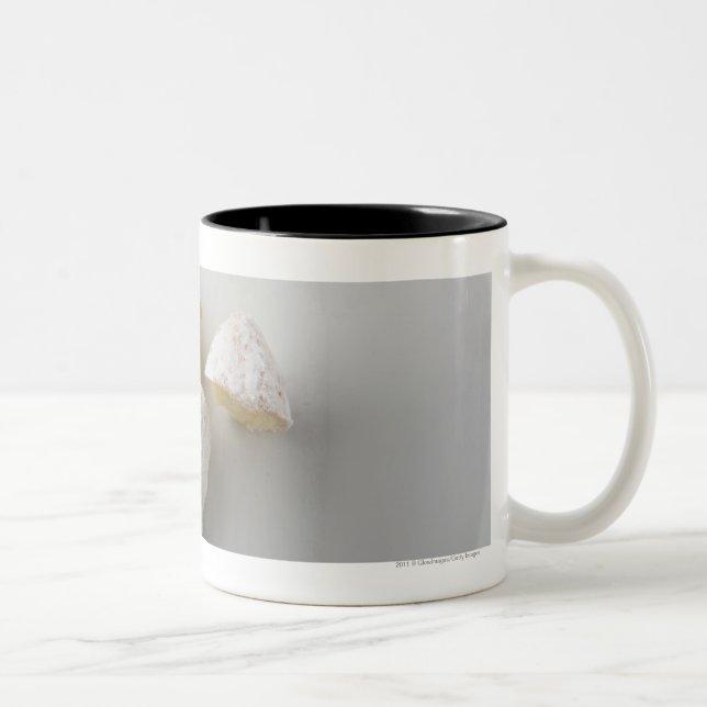 Caneca De Café Em Dois Tons Fim-acima de um bolo (Direita)