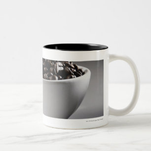 Caneca De Café Em Dois Tons Fim-acima de um cheio da bacia de feijões de caf