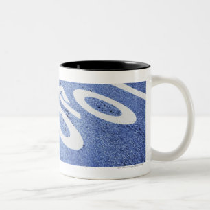Caneca De Café Em Dois Tons Fim-acima de um sinal da bicicleta na estrada