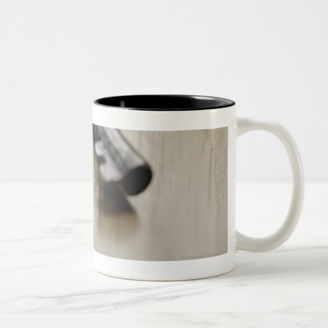 Caneca De Café Em Dois Tons Fim-acima de uma chave (Direita)