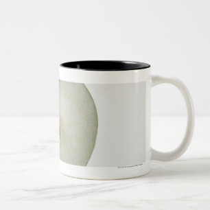 Caneca De Café Em Dois Tons Fim-acima de uma maçã cortada do smith de avó