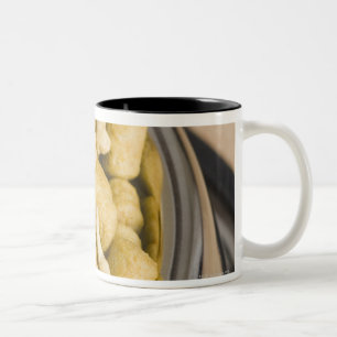 Caneca De Café Em Dois Tons Fim-acima do alimento para cães em uma bacia do