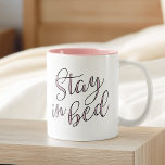 Caneca De Café Em Dois Tons Fique na Cotação de Tipografia do Quartz do Rosa d<br><div class="desc">Pegue seu café matinal na cama com nossa super fofinha caneca de citações de tipografia. A design apresenta "Keep in Bed" em tipografia de script manuscrito preto,  preenchida com Rose Quartz rosa rosa,  uma cor do ano em 2016. Parece excelente na caneca de dois tons com interior rosa!</div>